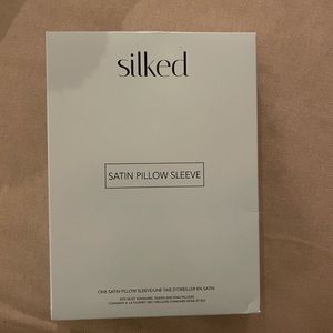 Siloed satin pillow case sleeve